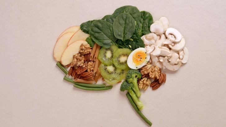 Juxtaposition d'aliments bénéfiques pour le cerveau (le tout faisant penser à la forme du cerveau)